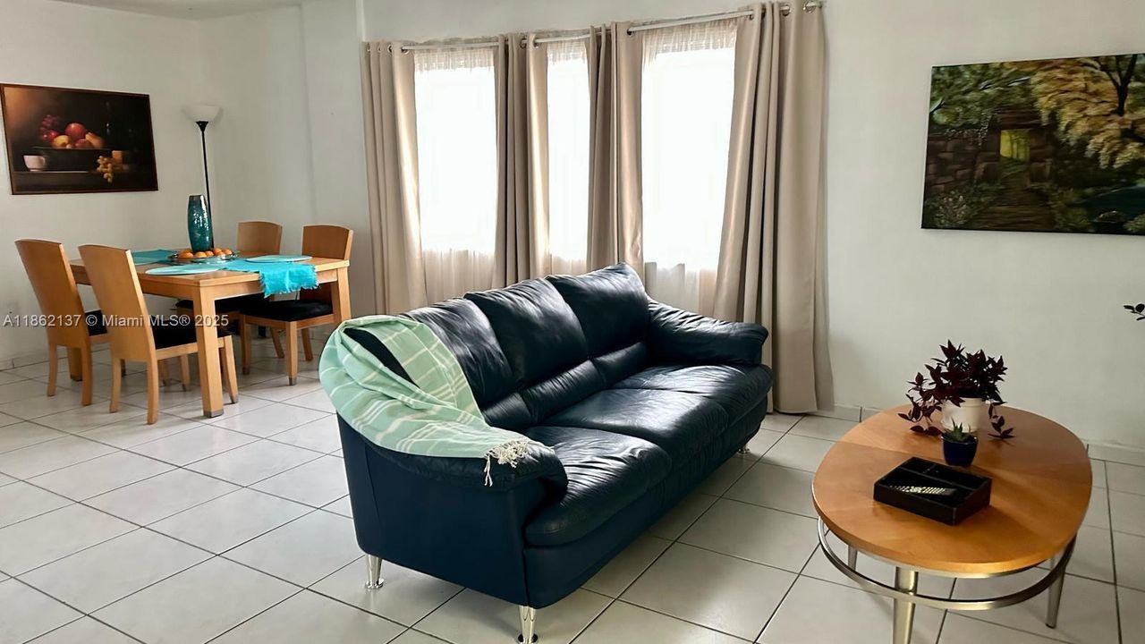 待售: $375,000 (1 贝兹, 1 浴室, 847 平方英尺)