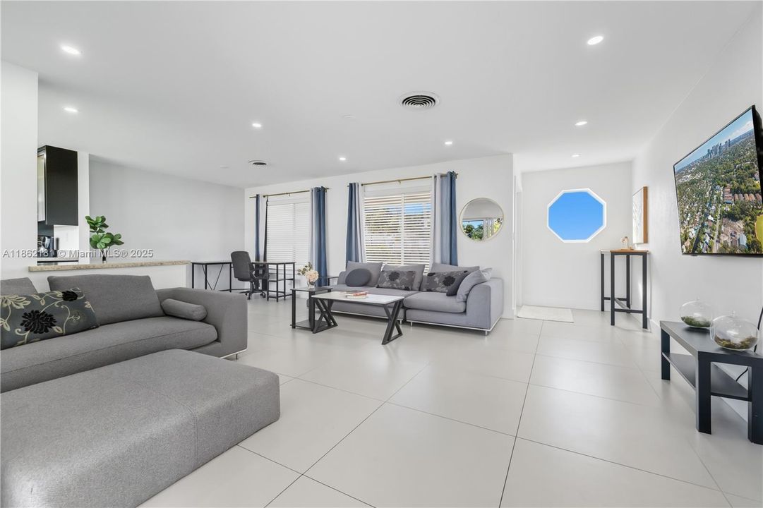 Recently Rented: $7,000 (3 beds, 2 baths, 1433 Square Feet)