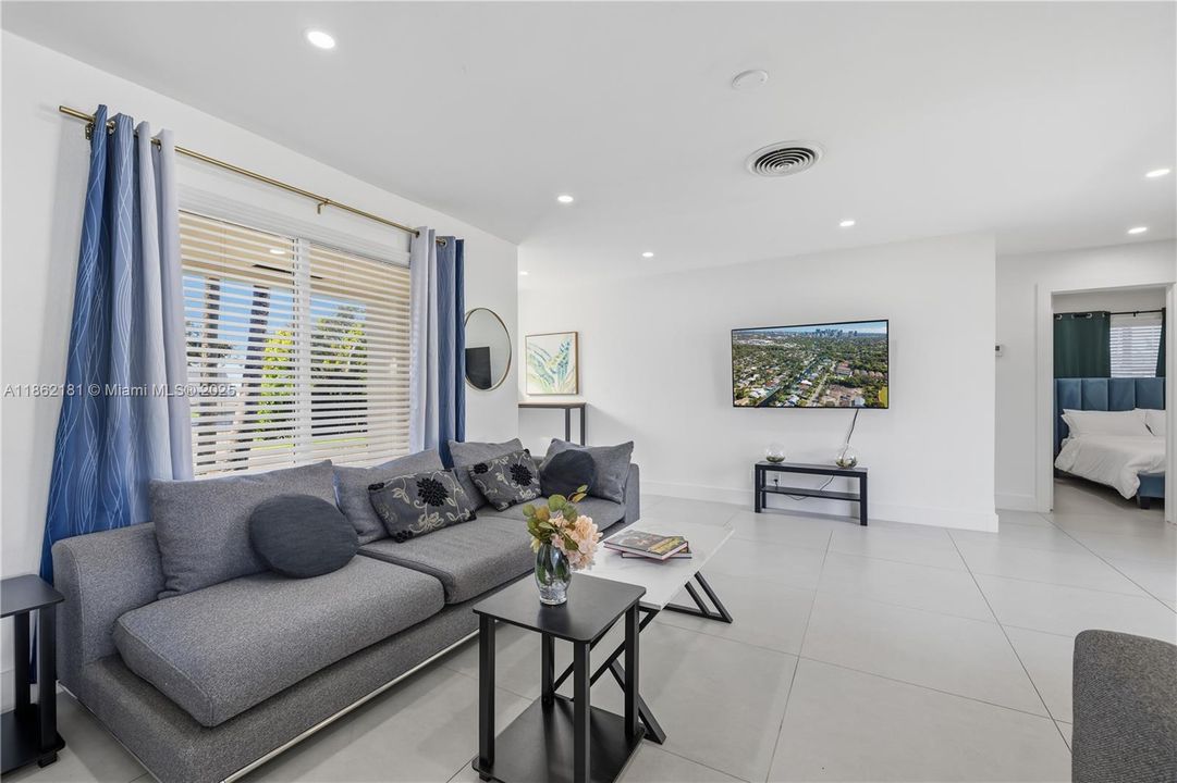 Recently Rented: $7,000 (3 beds, 2 baths, 1433 Square Feet)