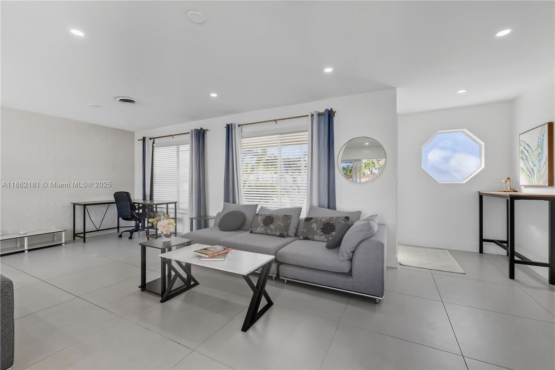 Recently Rented: $7,000 (3 beds, 2 baths, 1433 Square Feet)