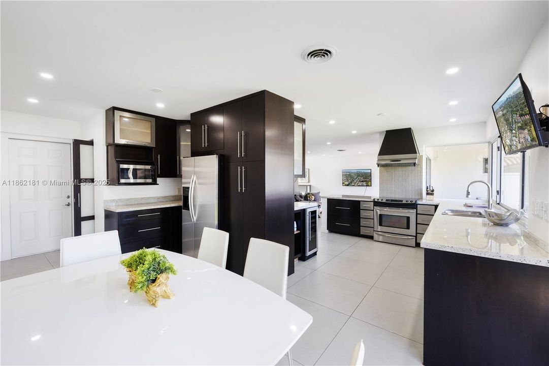 Recently Rented: $7,000 (3 beds, 2 baths, 1433 Square Feet)