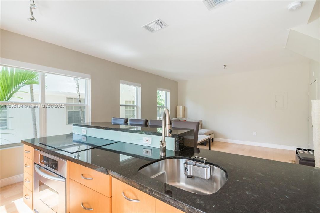 Recently Sold: $450,000 (2 beds, 1 baths, 860 Square Feet)
