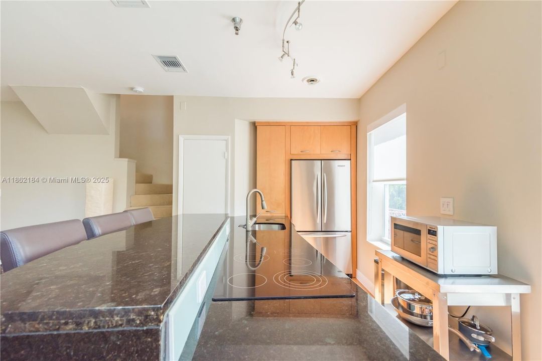 Recently Sold: $450,000 (2 beds, 1 baths, 860 Square Feet)