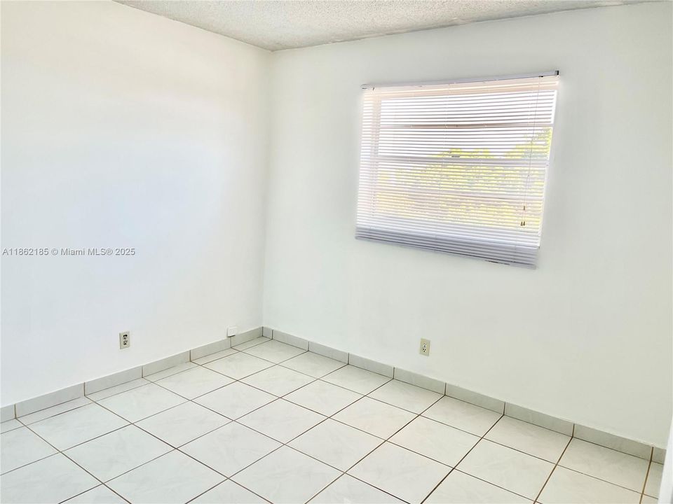 For Sale: $139,999 (2 beds, 1 baths, 650 Square Feet)