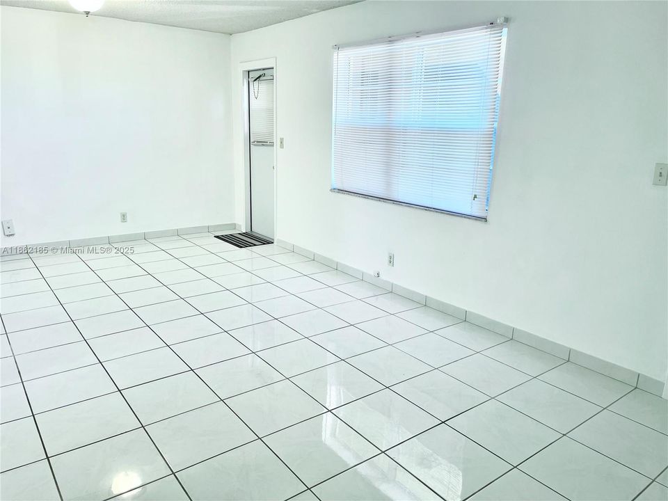 For Sale: $139,999 (2 beds, 1 baths, 650 Square Feet)