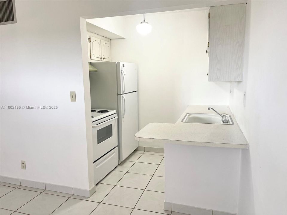 For Sale: $139,999 (2 beds, 1 baths, 650 Square Feet)