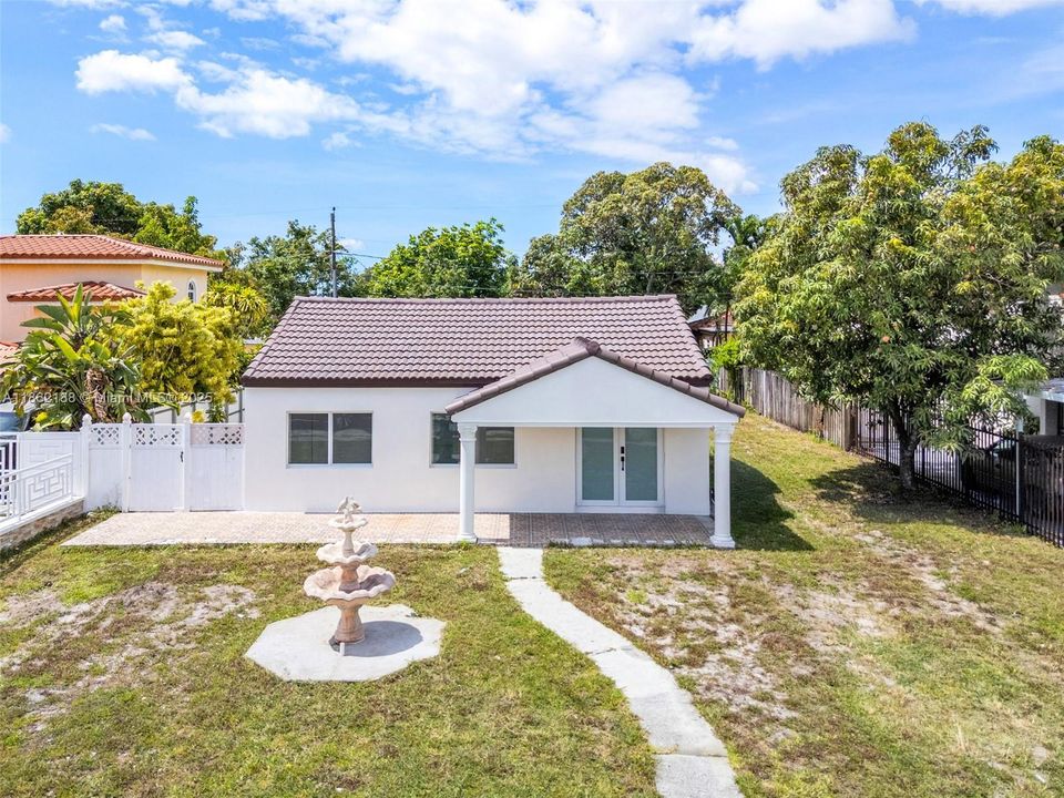 Recently Sold: $665,000 (4 beds, 2 baths, 1171 Square Feet)