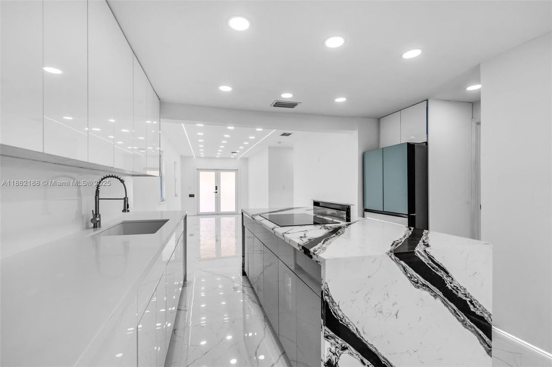 Recently Sold: $665,000 (4 beds, 2 baths, 1171 Square Feet)