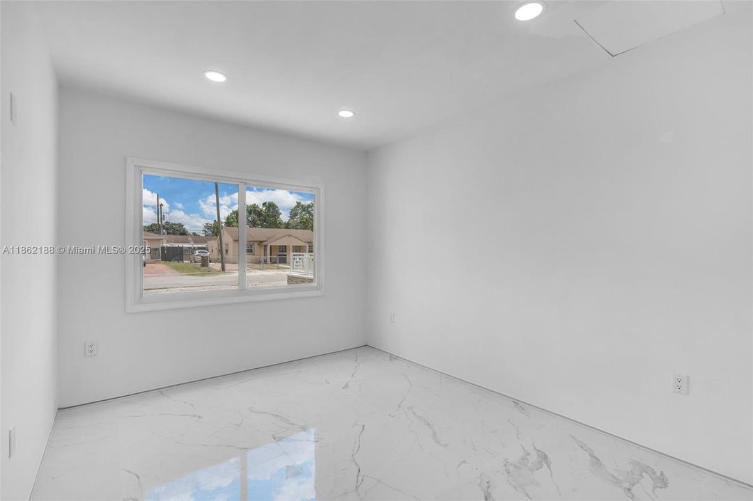 Recently Sold: $665,000 (4 beds, 2 baths, 1171 Square Feet)