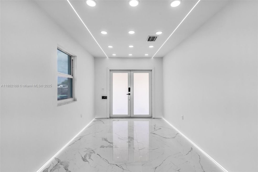 Recently Sold: $665,000 (4 beds, 2 baths, 1171 Square Feet)