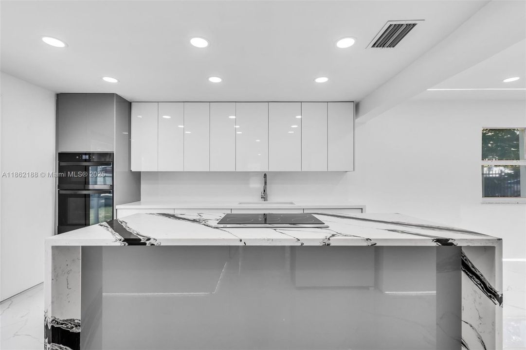 Recently Sold: $665,000 (4 beds, 2 baths, 1171 Square Feet)