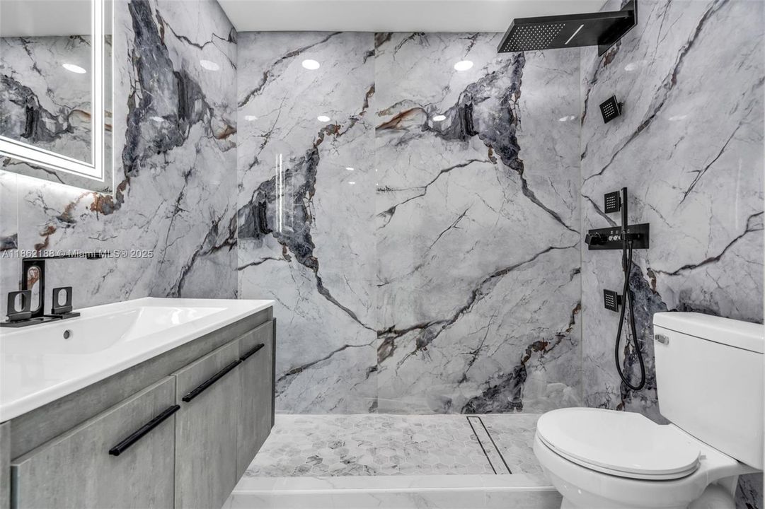 Recently Sold: $665,000 (4 beds, 2 baths, 1171 Square Feet)