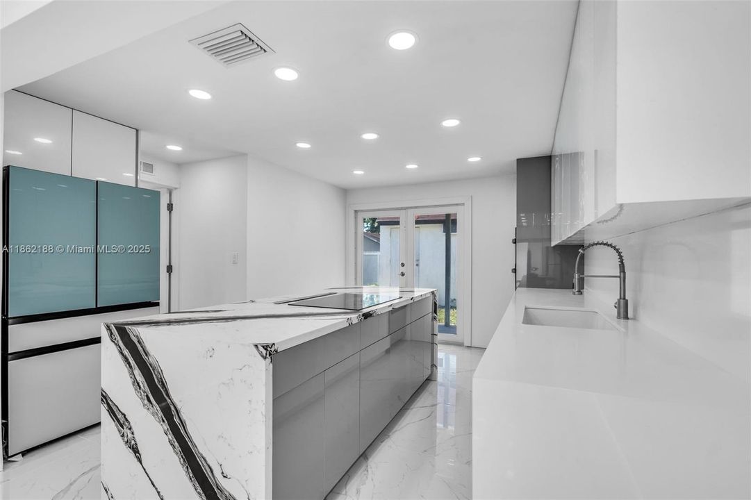 Recently Sold: $665,000 (4 beds, 2 baths, 1171 Square Feet)