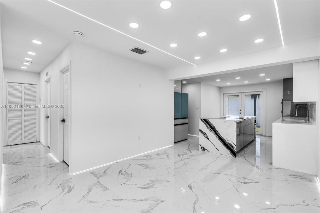 Recently Sold: $665,000 (4 beds, 2 baths, 1171 Square Feet)