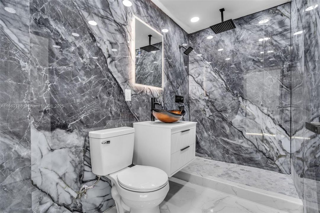 Recently Sold: $665,000 (4 beds, 2 baths, 1171 Square Feet)