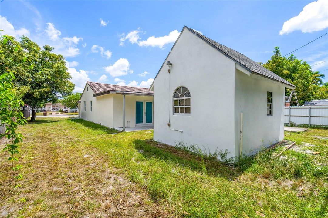 Recently Sold: $665,000 (4 beds, 2 baths, 1171 Square Feet)