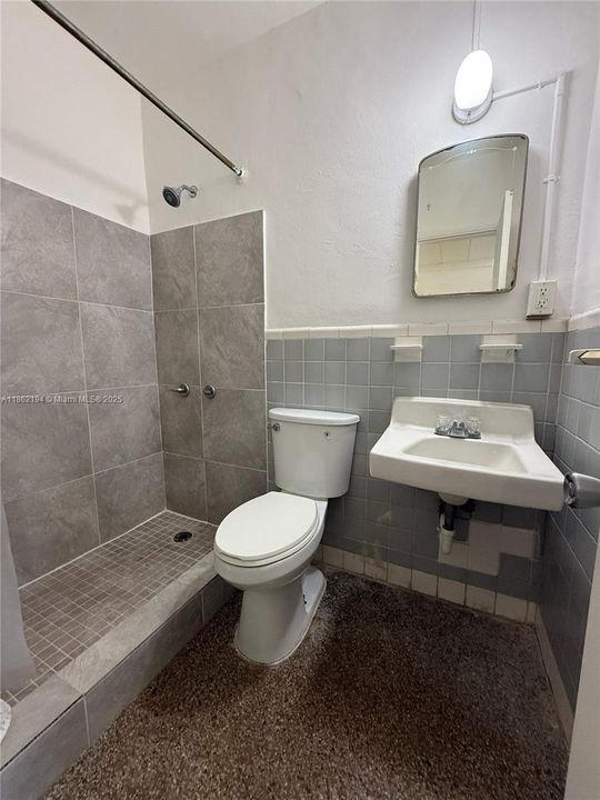 出租: $1,400 (1 贝兹, 1 浴室, 500 平方英尺)