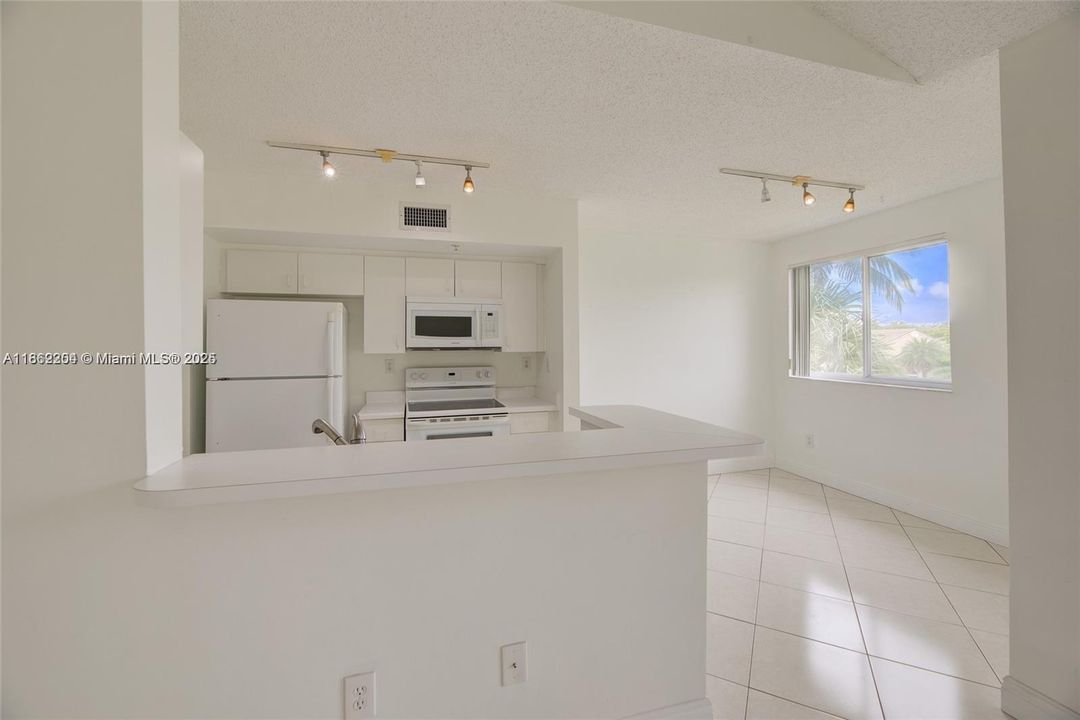 Recientemente alquilado: $1,850 (1 camas, 1 baños, 823 Pies cuadrados)