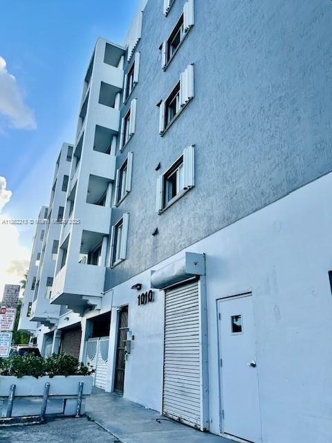 待售: $290,000 (2 贝兹, 2 浴室, 929 平方英尺)