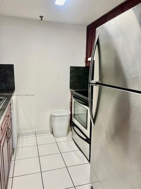 待售: $290,000 (2 贝兹, 2 浴室, 929 平方英尺)