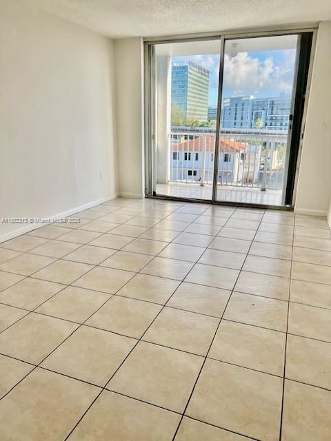 待售: $290,000 (2 贝兹, 2 浴室, 929 平方英尺)