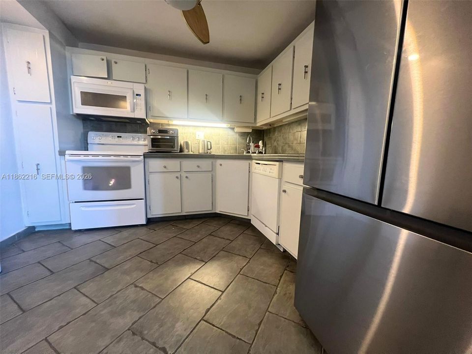 For Sale: $190,000 (1 beds, 1 baths, 873 Square Feet)