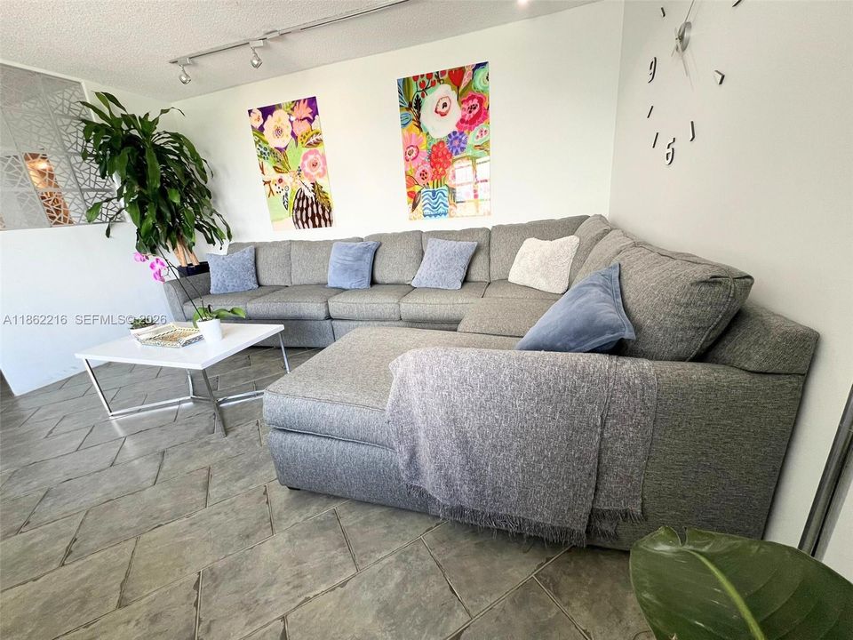 For Sale: $190,000 (1 beds, 1 baths, 873 Square Feet)