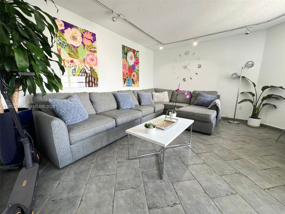 For Sale: $190,000 (1 beds, 1 baths, 873 Square Feet)
