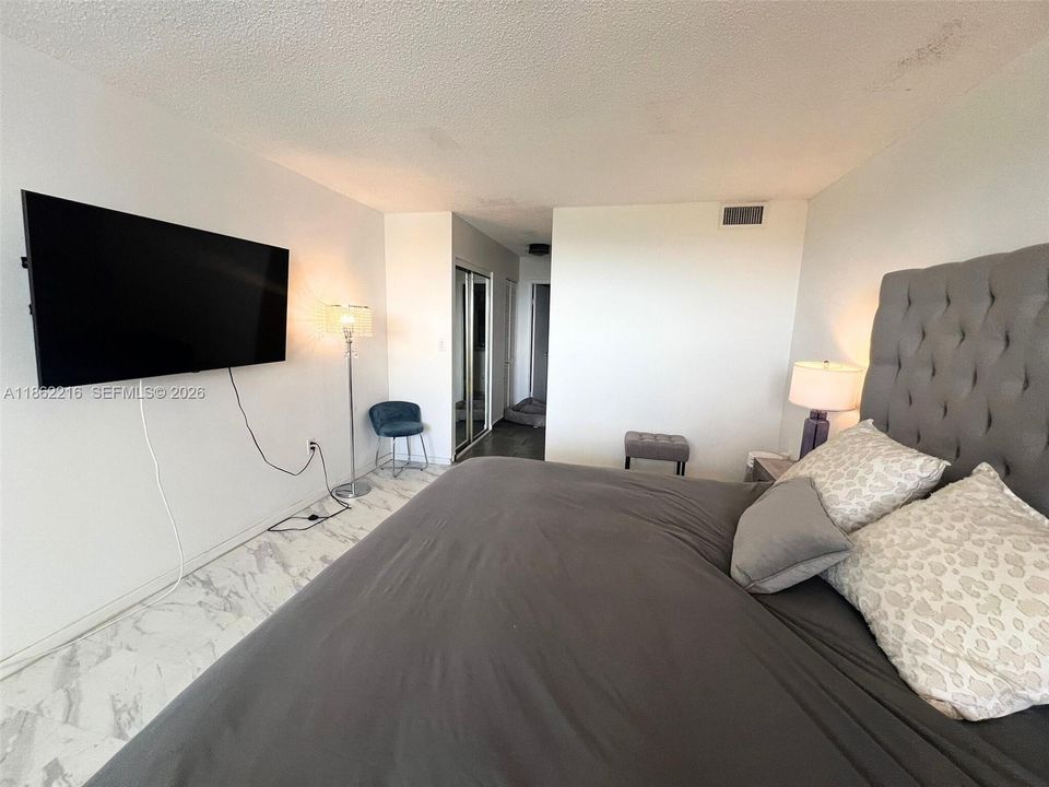 For Sale: $190,000 (1 beds, 1 baths, 873 Square Feet)