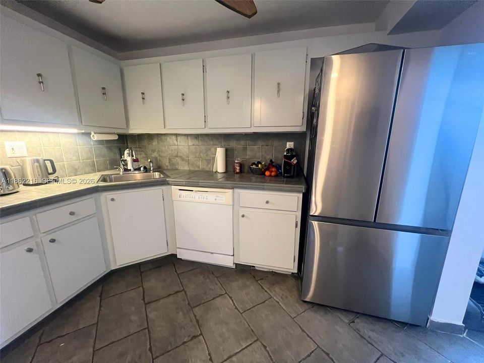 For Sale: $190,000 (1 beds, 1 baths, 873 Square Feet)