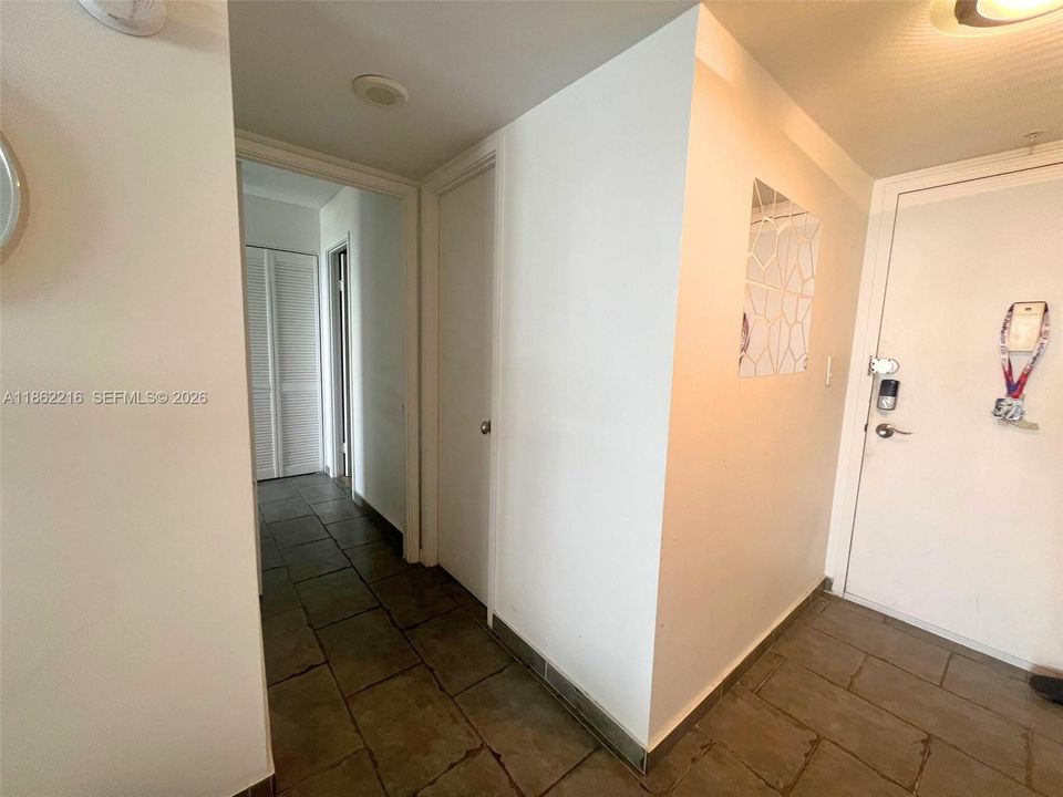 For Sale: $190,000 (1 beds, 1 baths, 873 Square Feet)