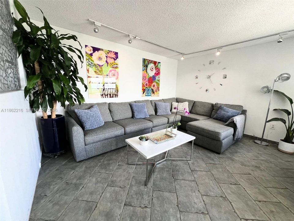 For Sale: $190,000 (1 beds, 1 baths, 873 Square Feet)