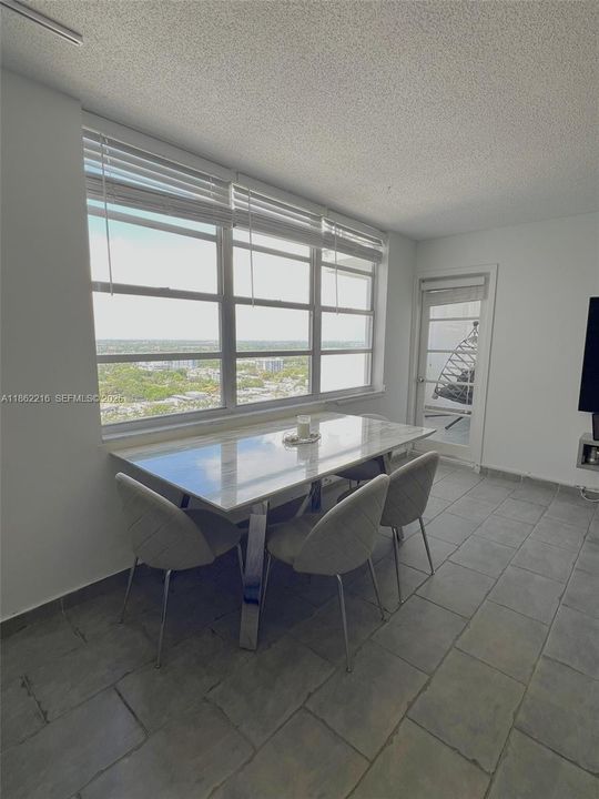 For Sale: $190,000 (1 beds, 1 baths, 873 Square Feet)