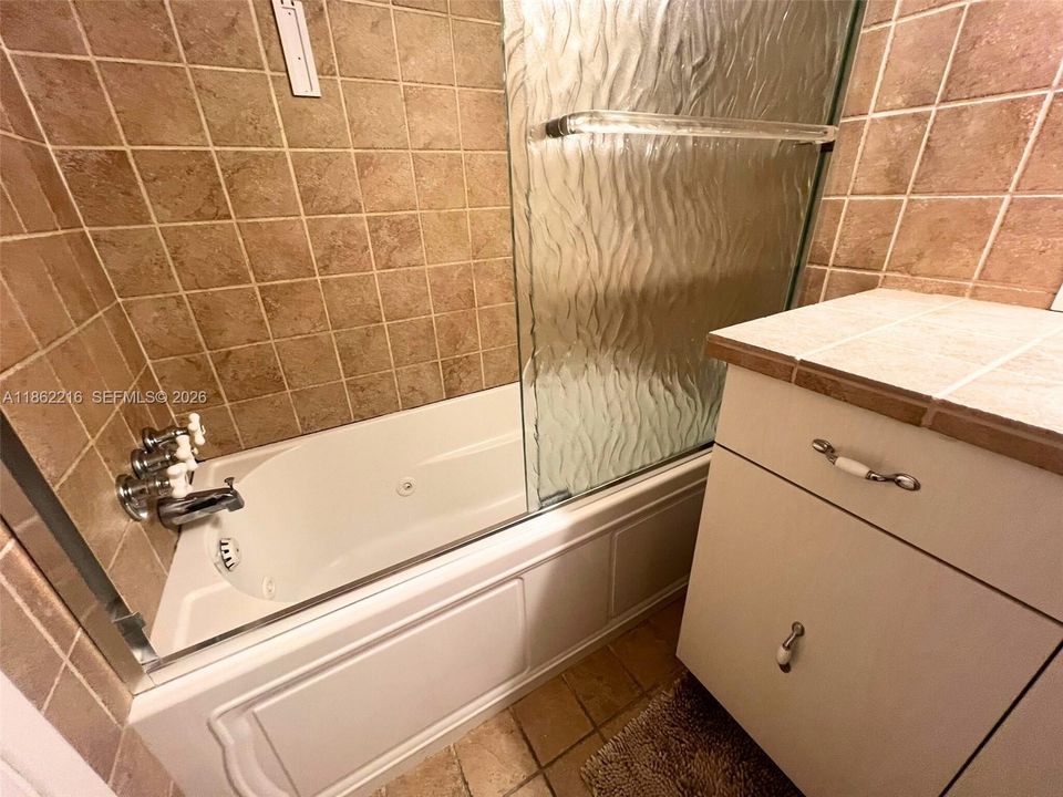 For Sale: $190,000 (1 beds, 1 baths, 873 Square Feet)