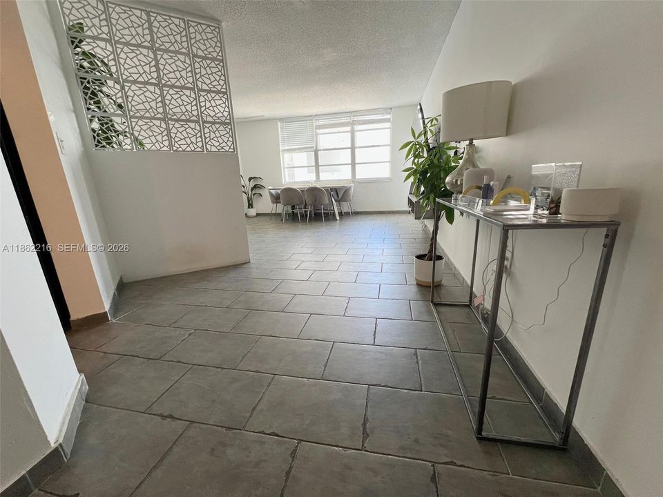 For Sale: $190,000 (1 beds, 1 baths, 873 Square Feet)