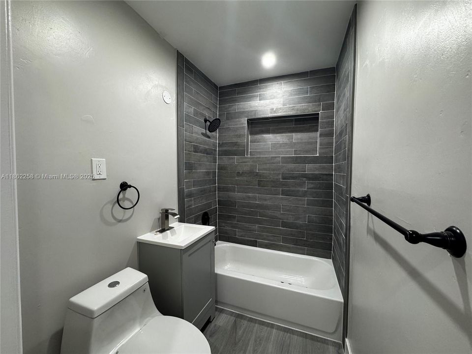 出租: $1,400 (0 贝兹, 1 浴室, 350 平方英尺)