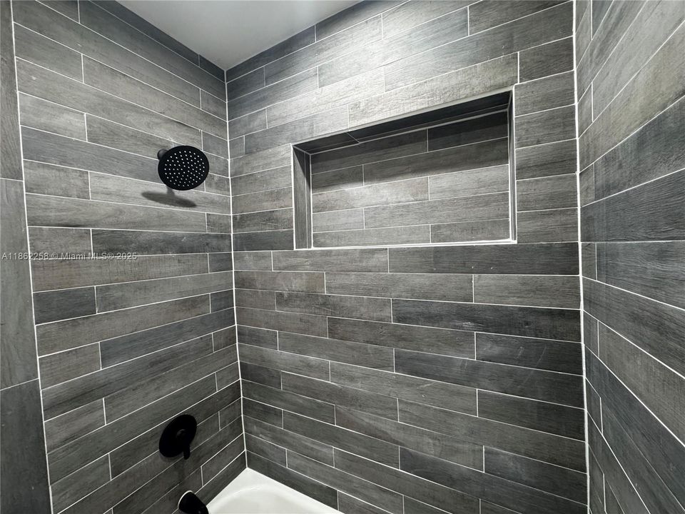 出租: $1,400 (0 贝兹, 1 浴室, 350 平方英尺)