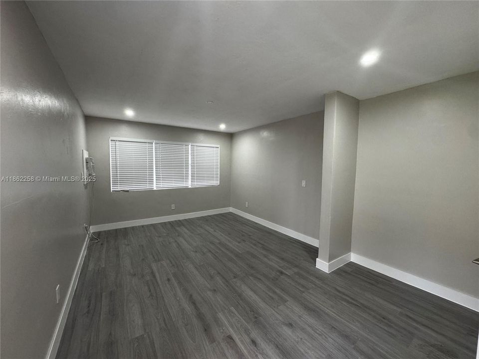 出租: $1,400 (0 贝兹, 1 浴室, 350 平方英尺)