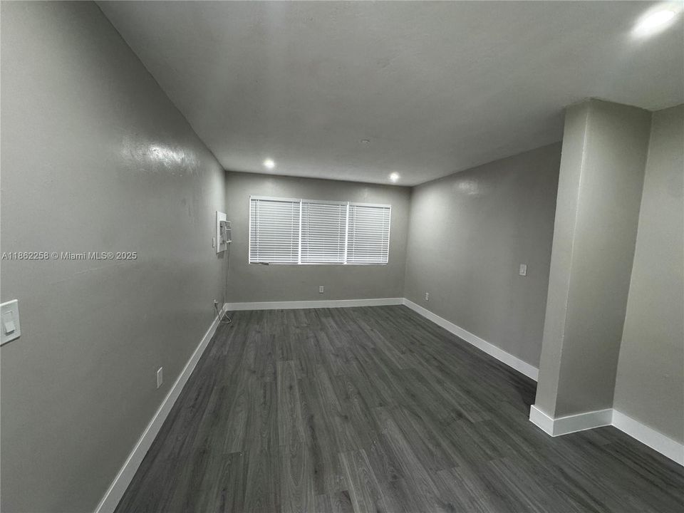 出租: $1,400 (0 贝兹, 1 浴室, 350 平方英尺)