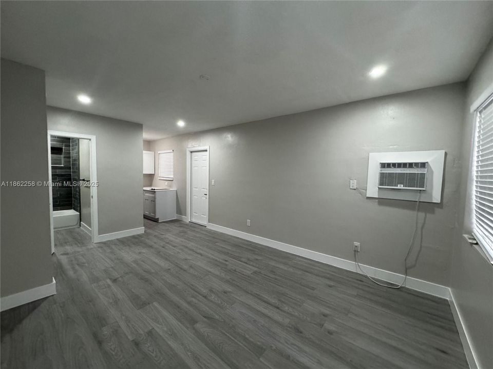 出租: $1,400 (0 贝兹, 1 浴室, 350 平方英尺)