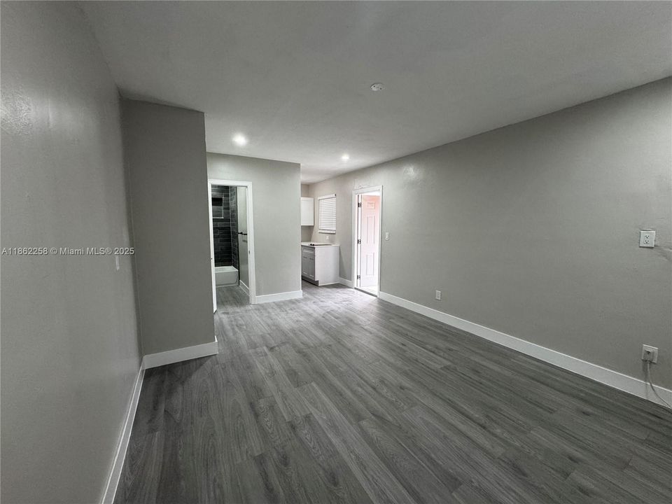 出租: $1,400 (0 贝兹, 1 浴室, 350 平方英尺)