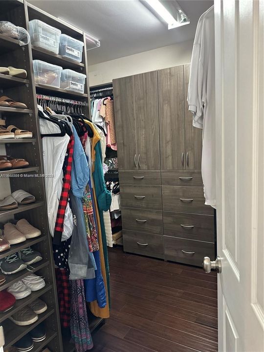 Active With Contract: $5,200 (5 beds, 4 baths, 2696 Square Feet)