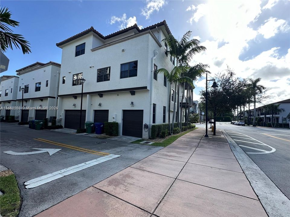 Active With Contract: $5,200 (5 beds, 4 baths, 2696 Square Feet)