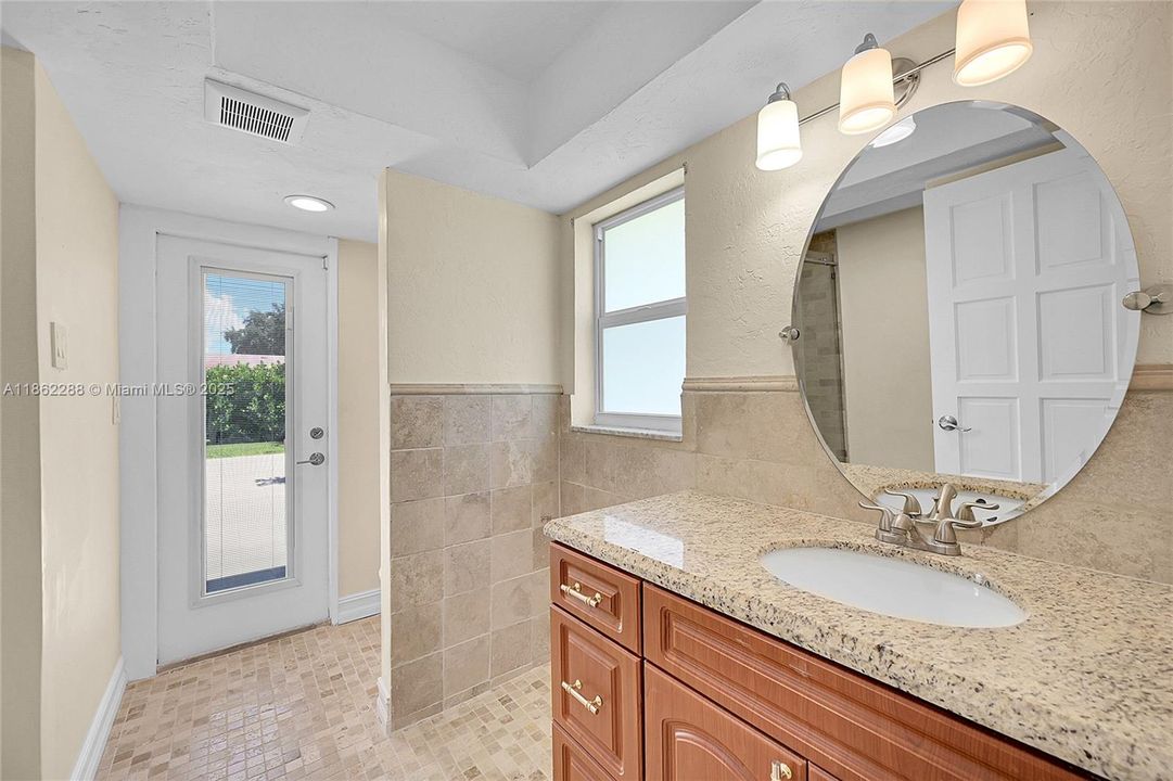 待售: $999,000 (4 贝兹, 3 浴室, 2557 平方英尺)