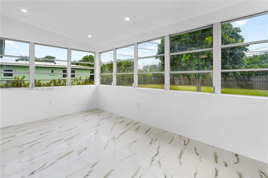 Под контрактом: $518,000 (3 спален, 1 ванн, 1185 Квадратных фут)