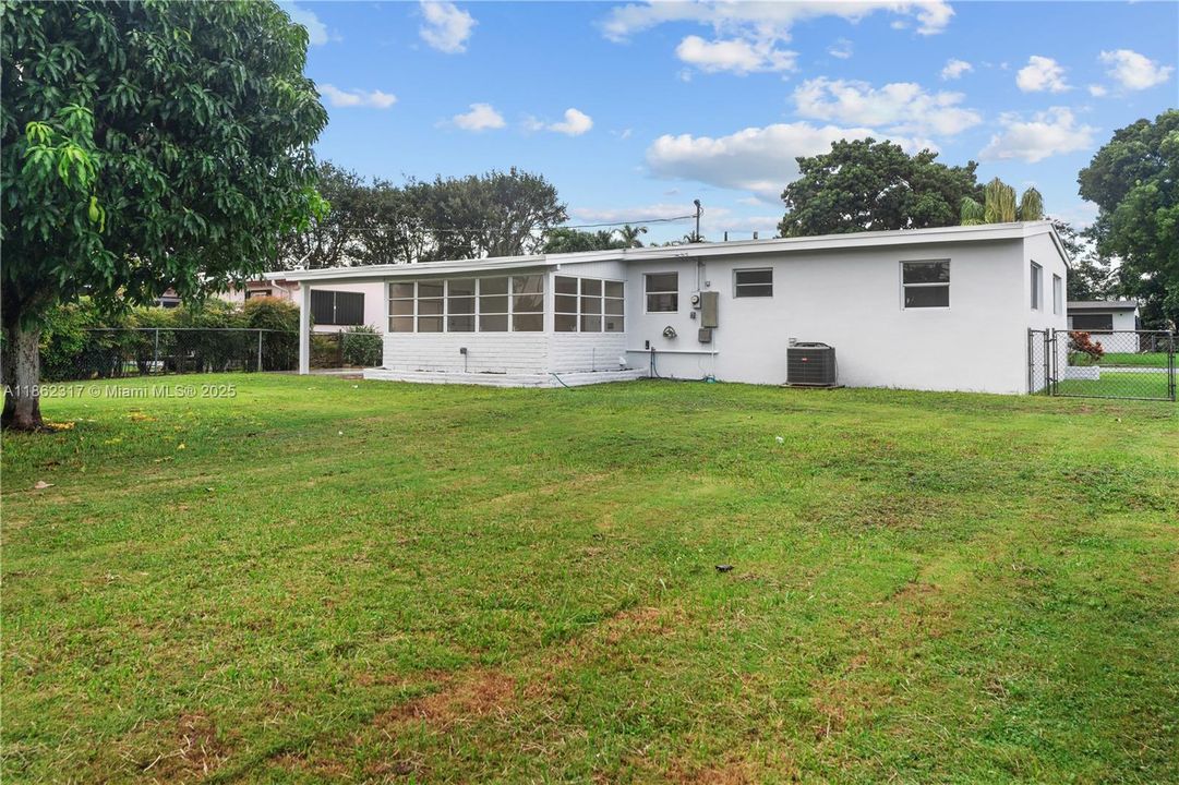 Под контрактом: $518,000 (3 спален, 1 ванн, 1185 Квадратных фут)