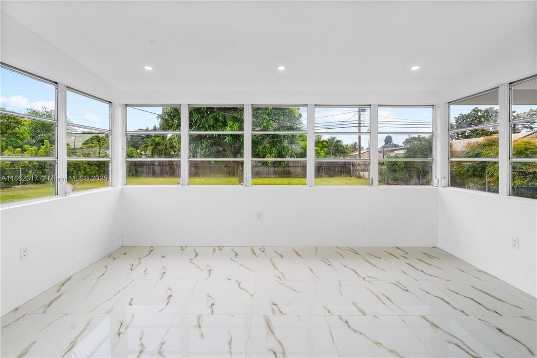 Под контрактом: $518,000 (3 спален, 1 ванн, 1185 Квадратных фут)