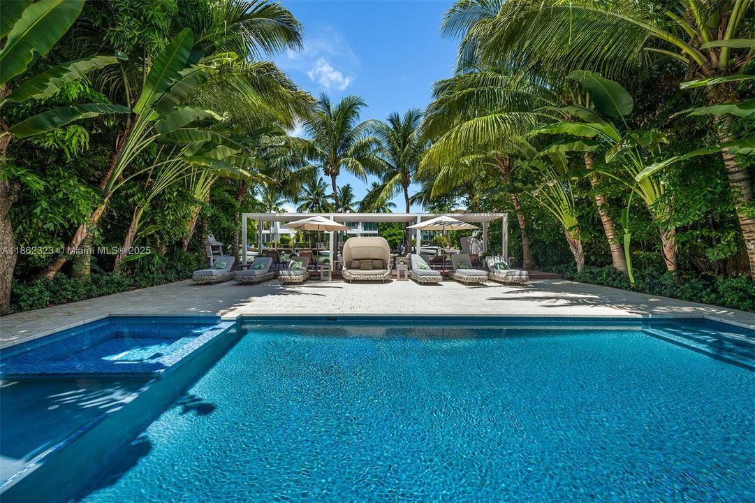 В аренду: $55,000 (8 спален, 8 ванн, 6459 Квадратных фут)