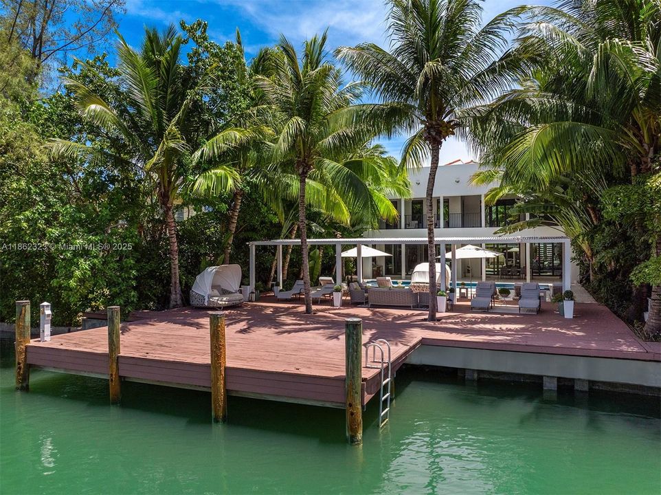 В аренду: $55,000 (8 спален, 8 ванн, 6459 Квадратных фут)