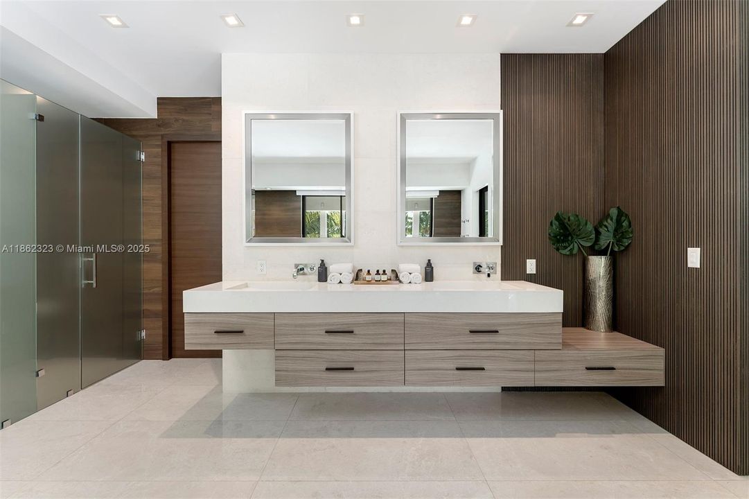 В аренду: $55,000 (8 спален, 8 ванн, 6459 Квадратных фут)